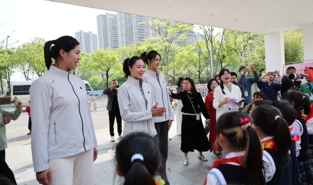开云体育网址-里约夺冠十周年 女排冠军进校园