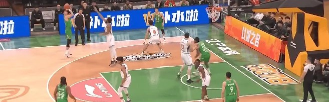 李晓旭替补上场后接球三分投进，辽宁15-14反超领先新疆