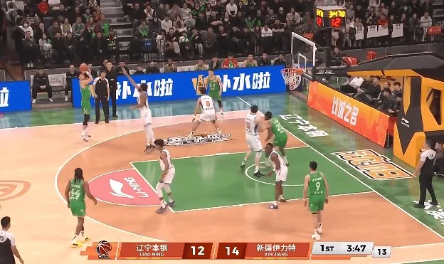 李晓旭替补上场后接球三分投进，辽宁15-14反超领先新疆