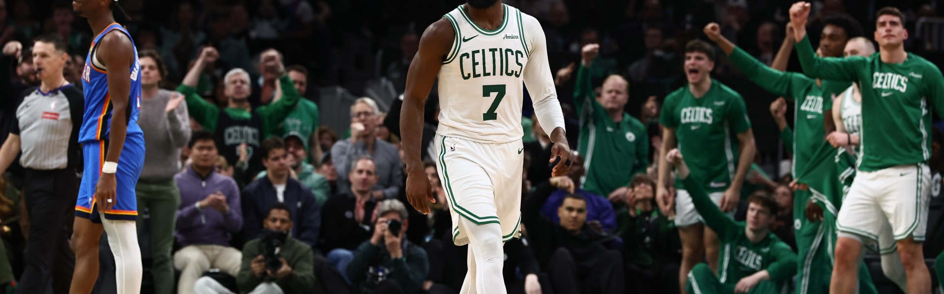 开云体育官网-就是硬！杰伦·布朗单赛季得分突破2000 生涯首次&amp;队史第8人！