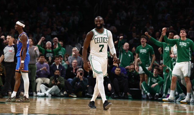 开云体育官网-就是硬！杰伦·布朗单赛季得分突破2000 生涯首次&amp;队史第8人！