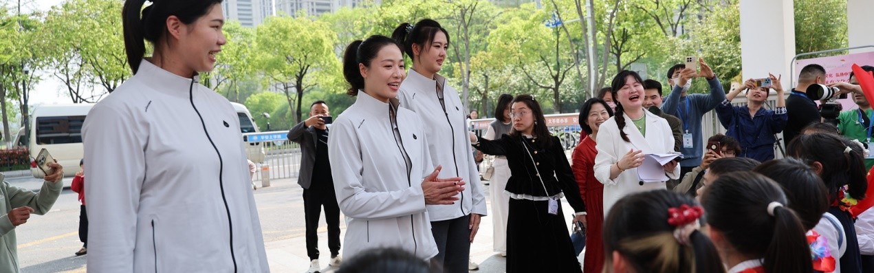 开云体育网址-里约夺冠十周年 女排冠军进校园