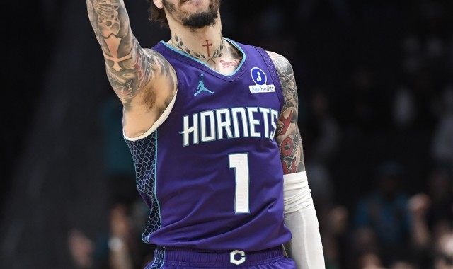 开云体育网址-只管打球好看！三球24中11得25分9板5助 三分失准11中3